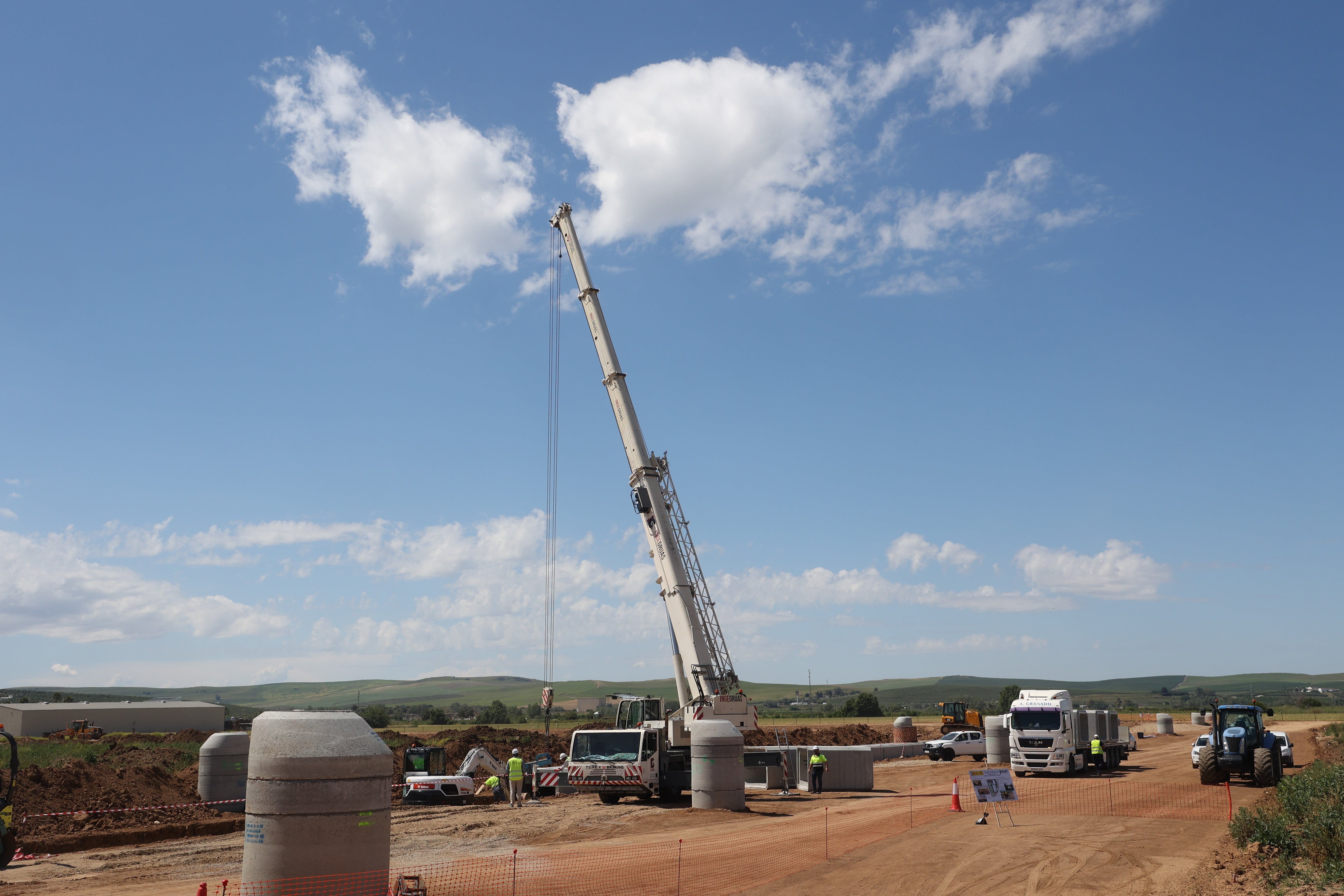 Las imágenes de la visita de la ministra de Defensa a las obras de la Base Logística del Ejército