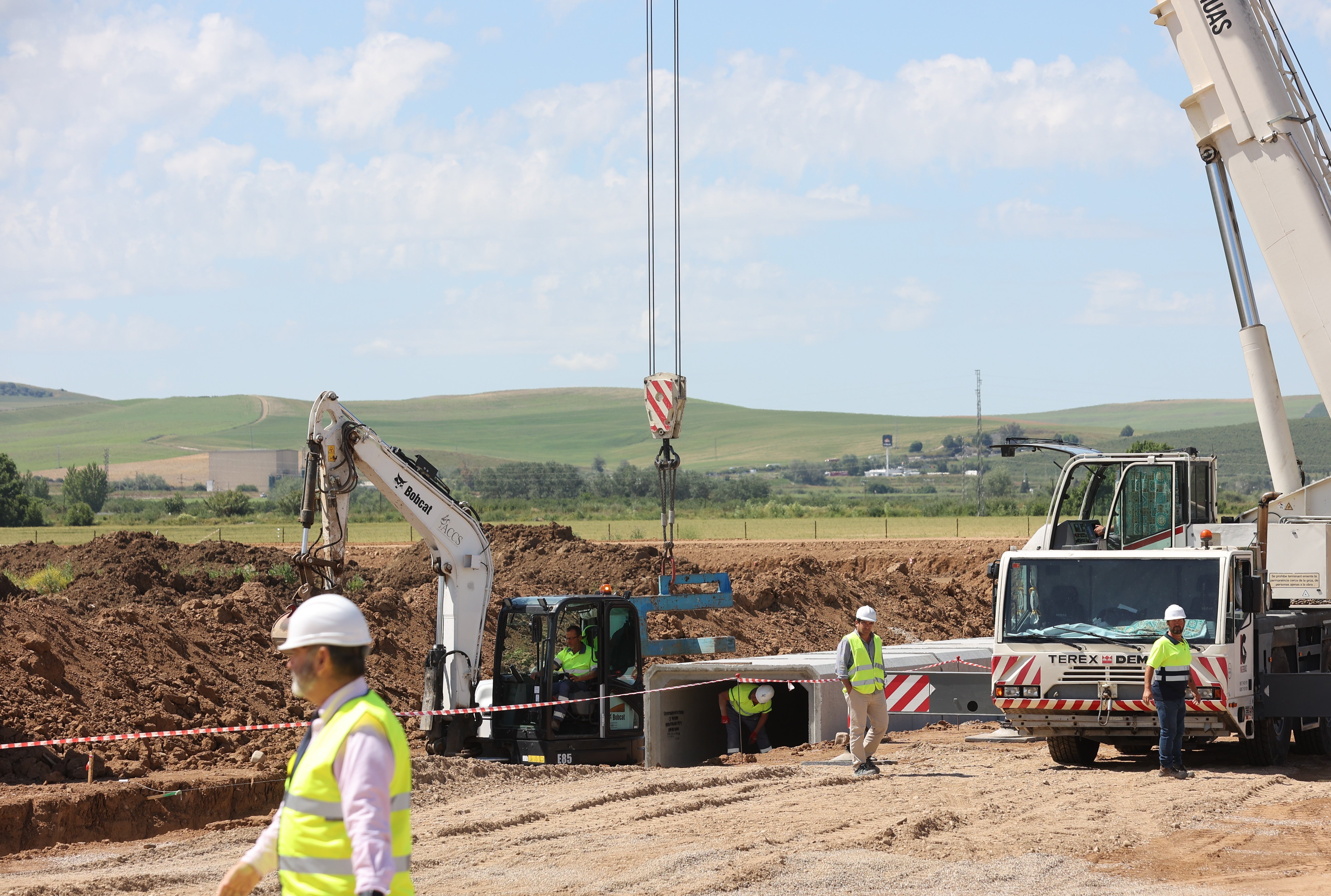 Las imágenes de la visita de la ministra de Defensa a las obras de la Base Logística del Ejército