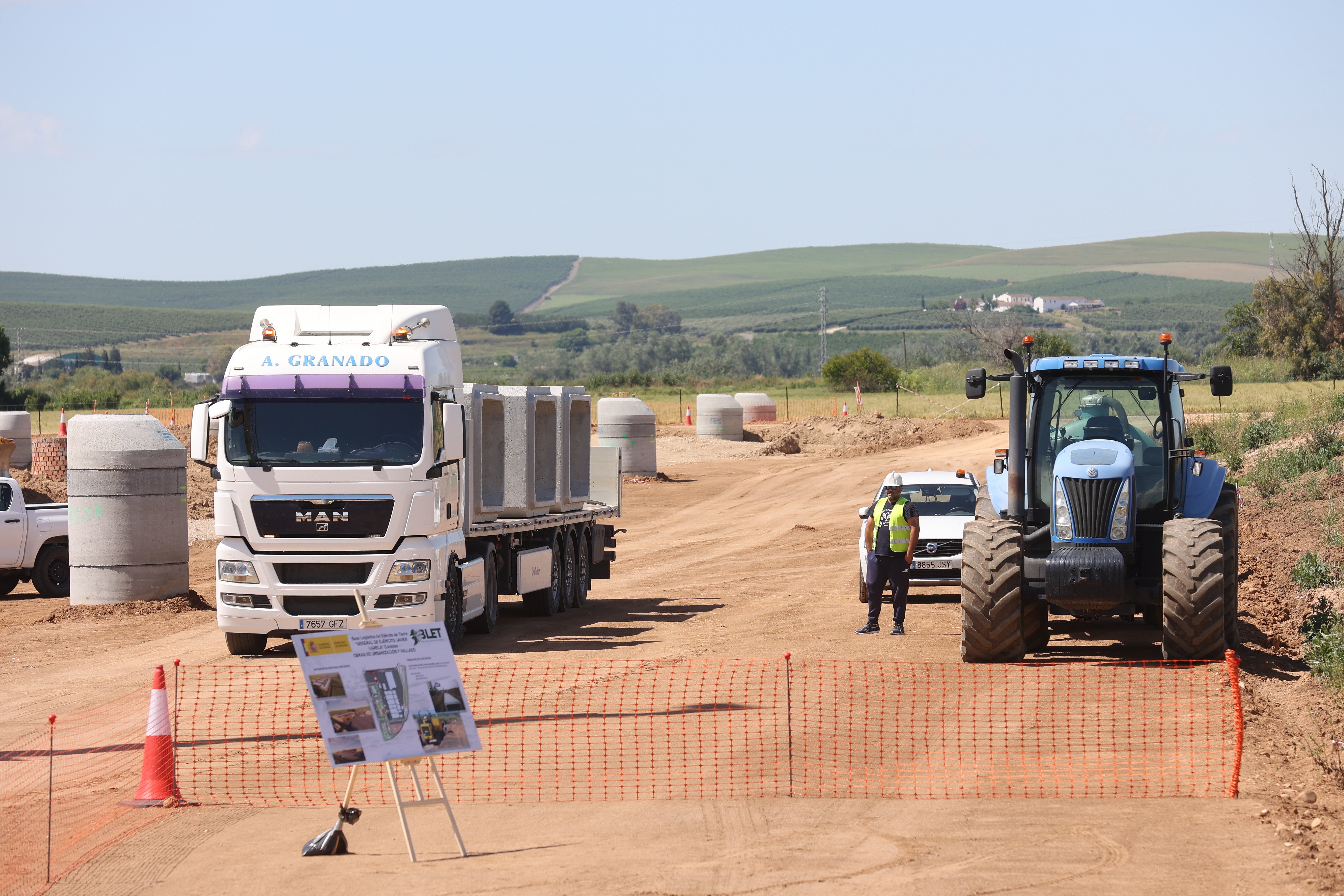 Las imágenes de la visita de la ministra de Defensa a las obras de la Base Logística del Ejército