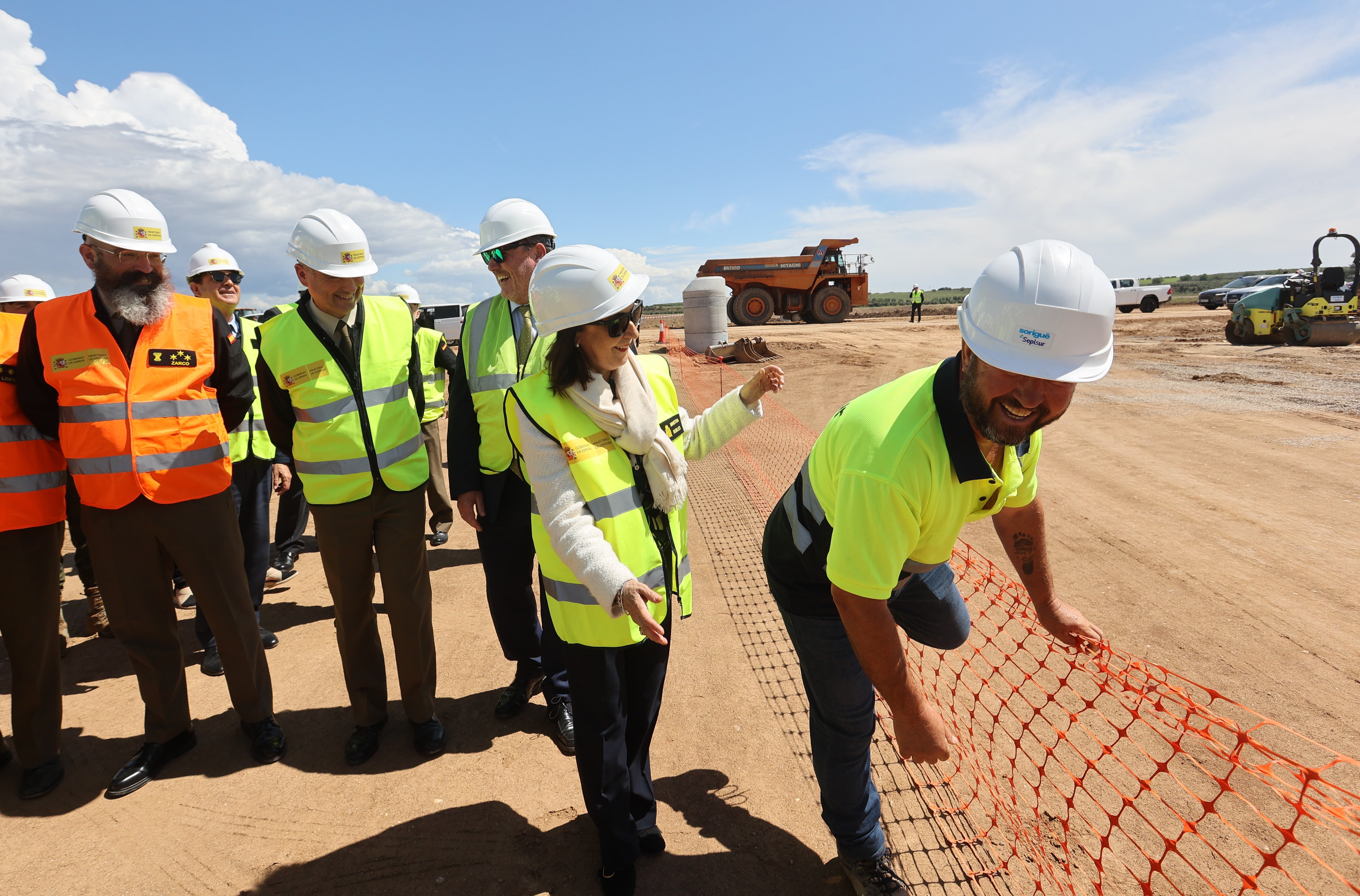 Las imágenes de la visita de la ministra de Defensa a las obras de la Base Logística del Ejército