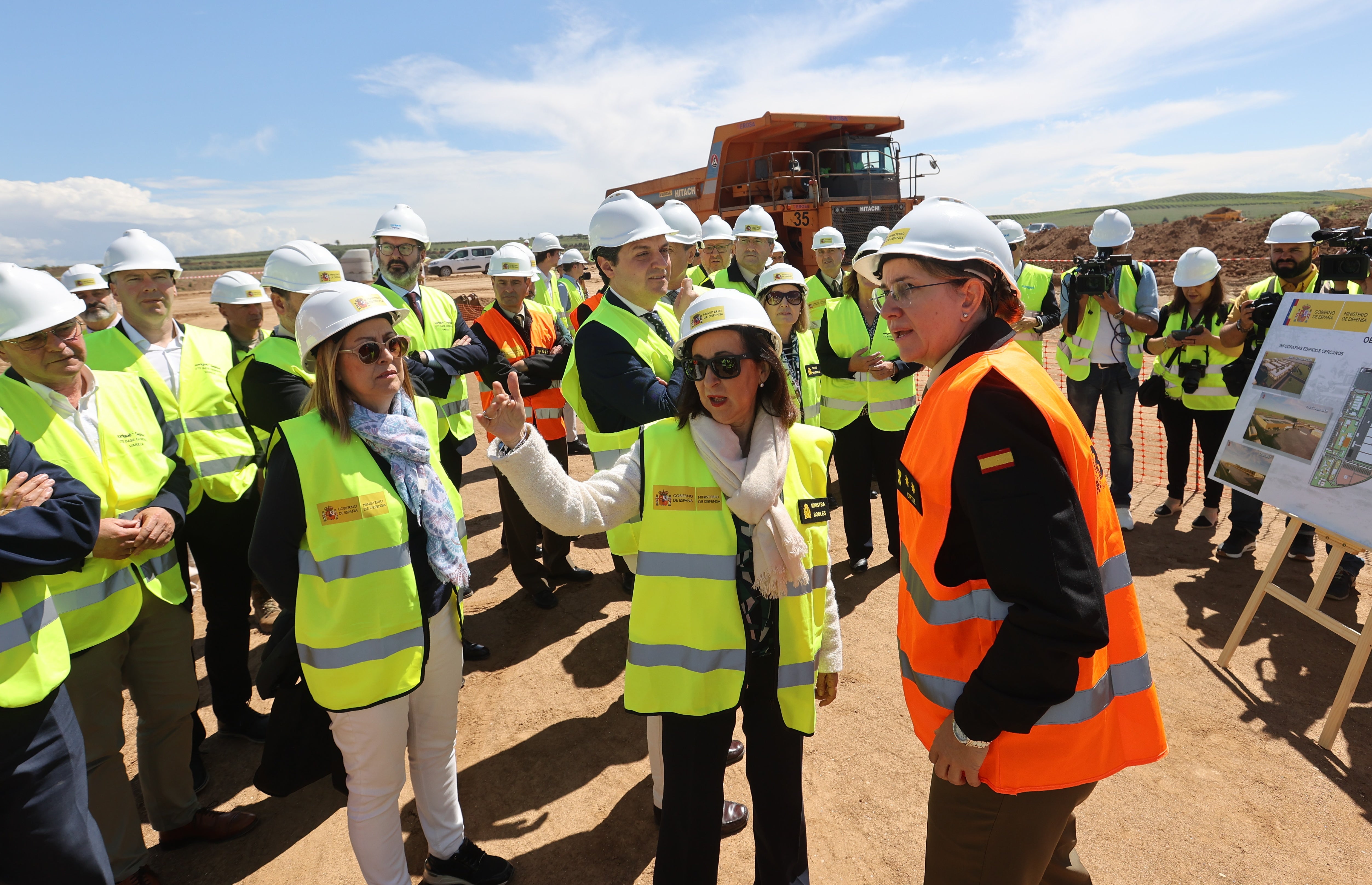 Las imágenes de la visita de la ministra de Defensa a las obras de la Base Logística del Ejército