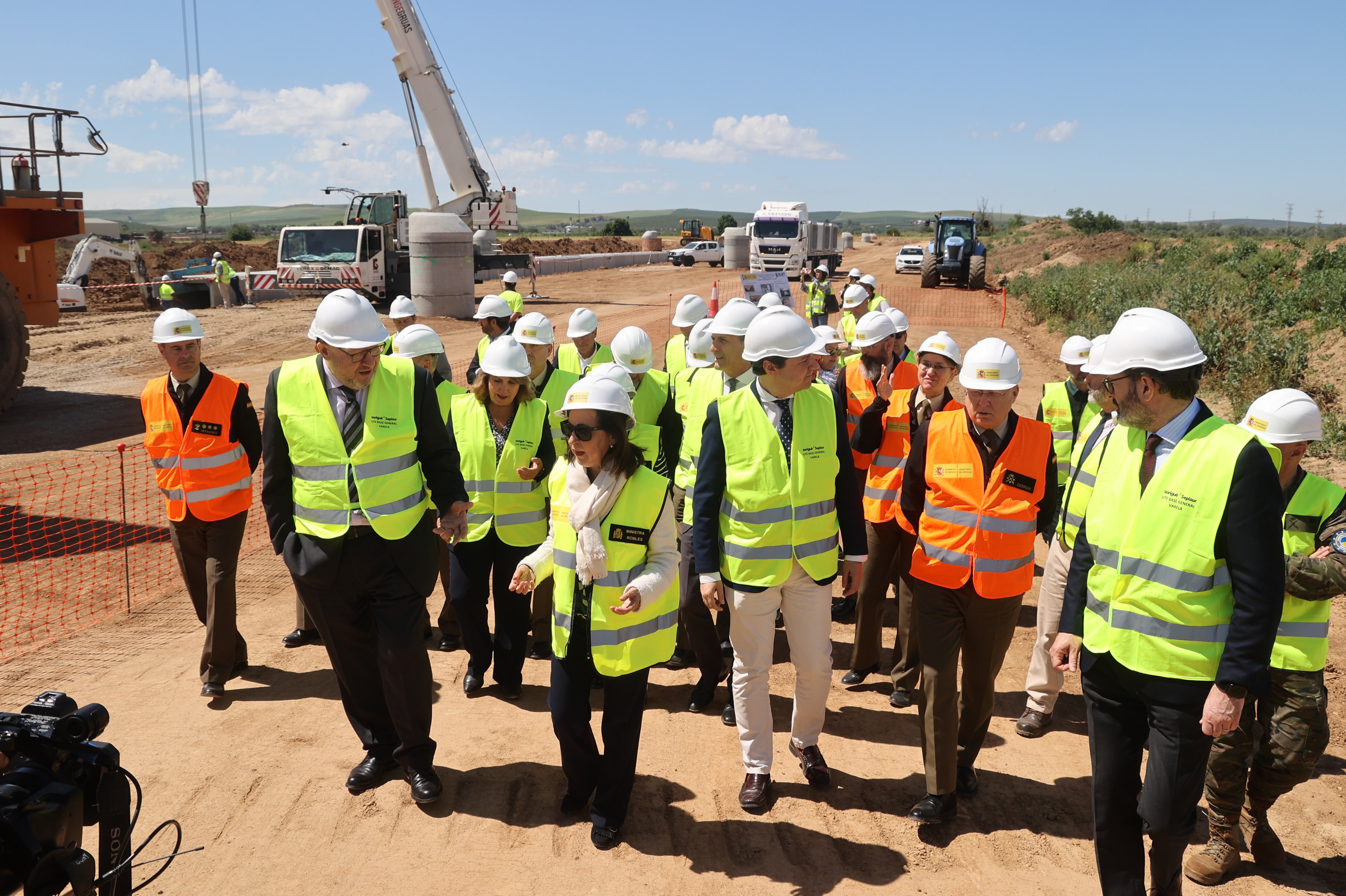Las imágenes de la visita de la ministra de Defensa a las obras de la Base Logística del Ejército