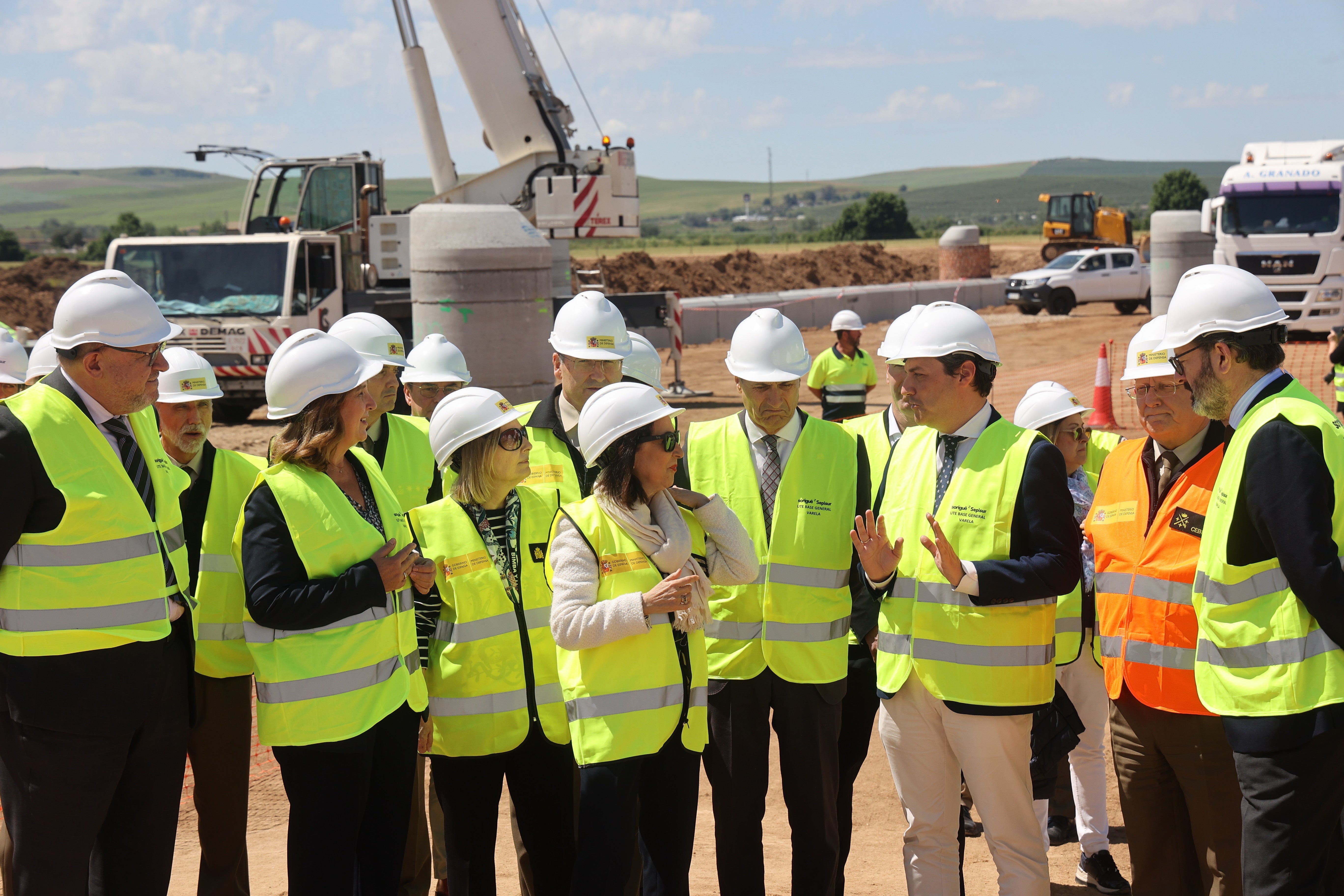 Las imágenes de la visita de la ministra de Defensa a las obras de la Base Logística del Ejército