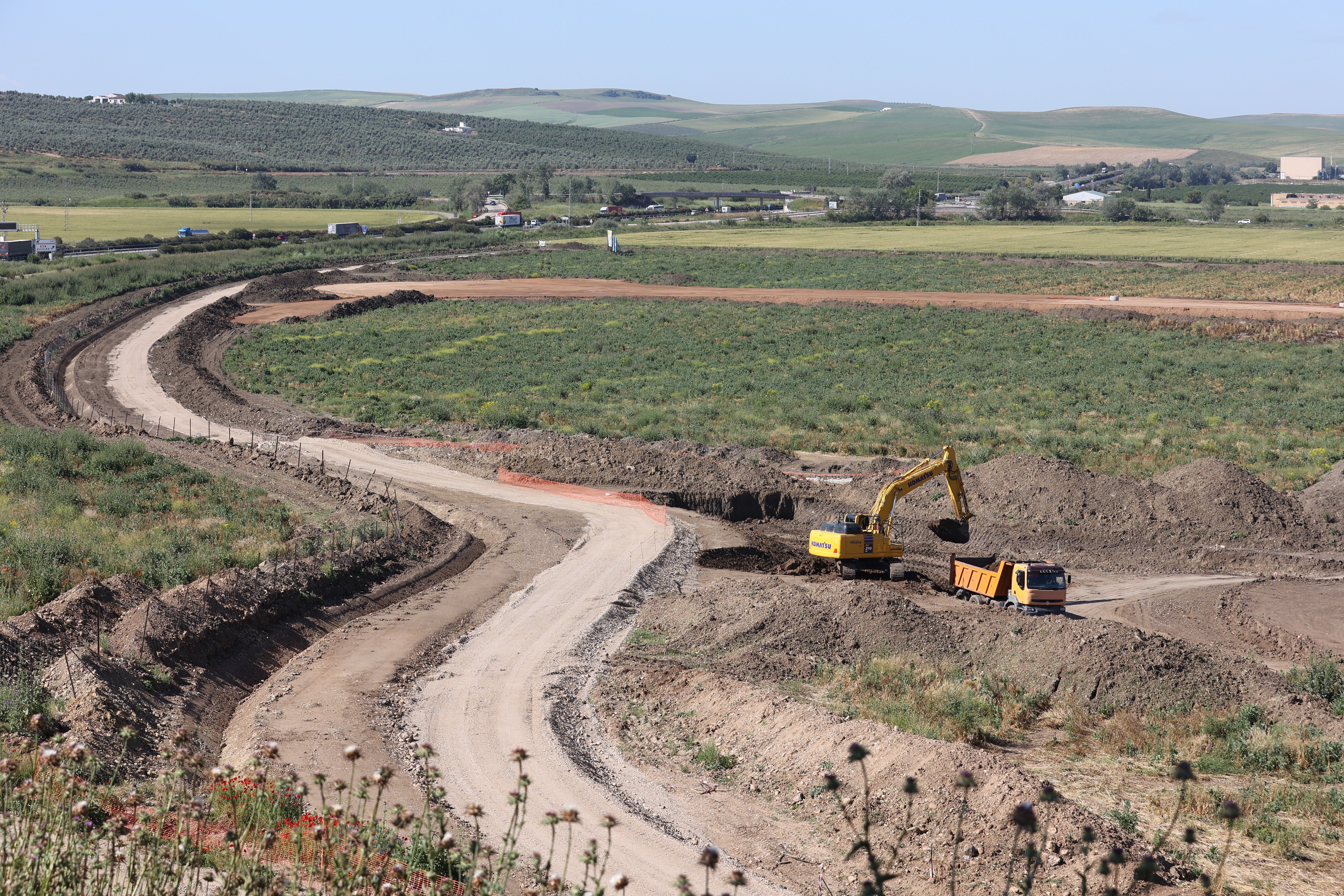 Las imágenes de la visita de la ministra de Defensa a las obras de la Base Logística del Ejército