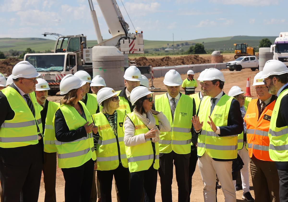 La ministra de Defensa, este lunes durante su visita a las obras de urbanización de la Base Logística