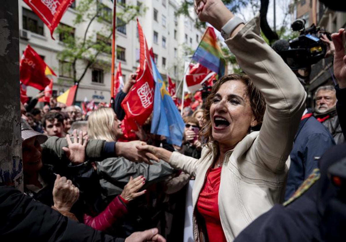 La vicepresidenta primera y ministra de Hacienda, María Jesús Montero (c), durante una concentración en la calle de Ferraz en apoyo al presidente del Gobierno, Pedro Sánchez, en la sede del PSOE, a 27 de abril