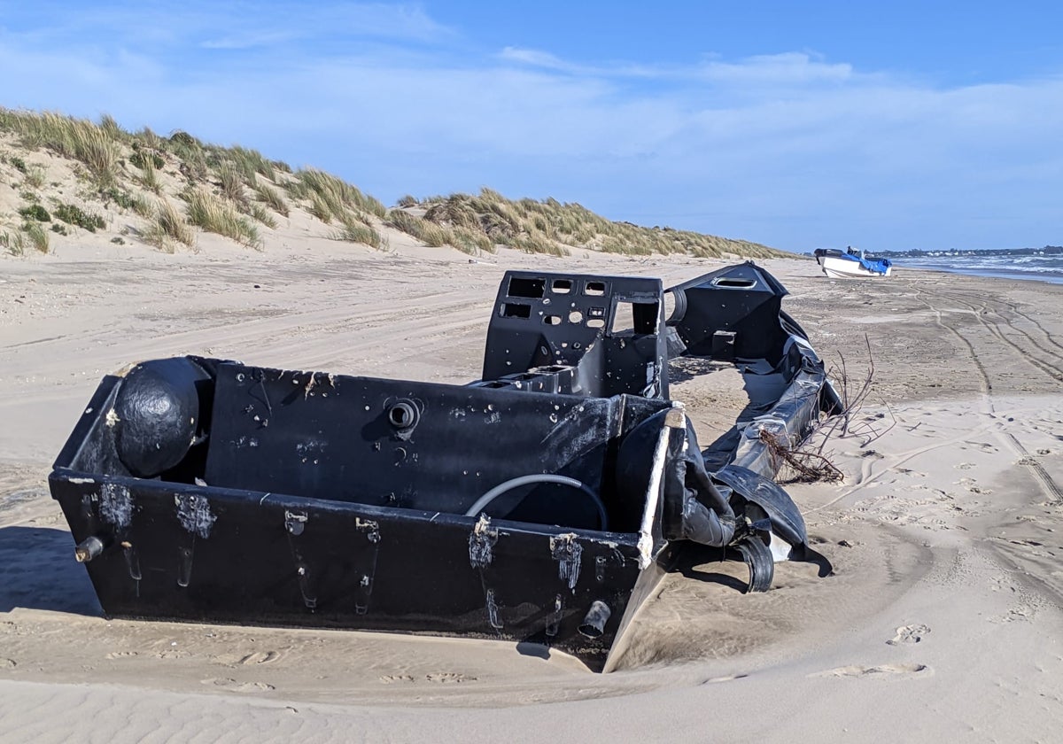 Imagen de una de las narcolanchas abandonadas en la playa del Malandar