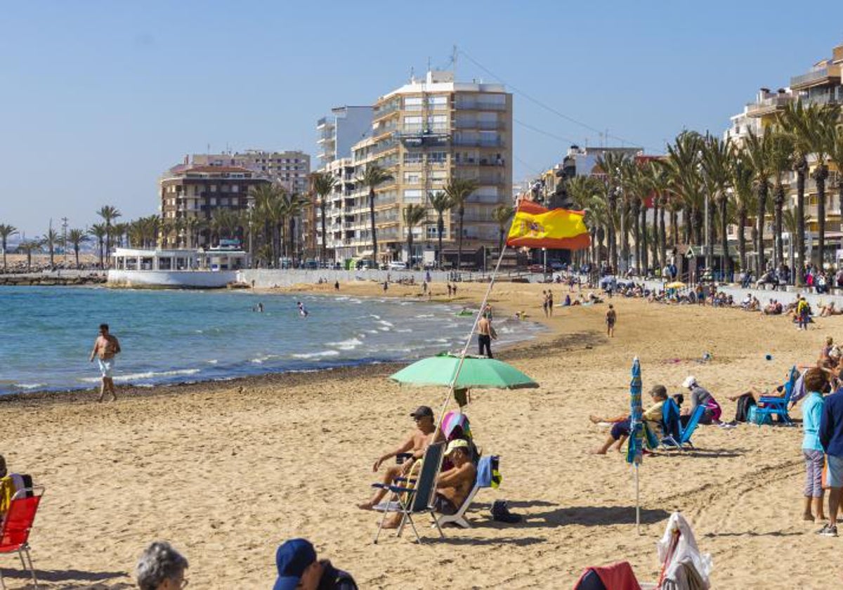 Imagen de archivo de la playa del Cura de Torrevieja (Alicante)