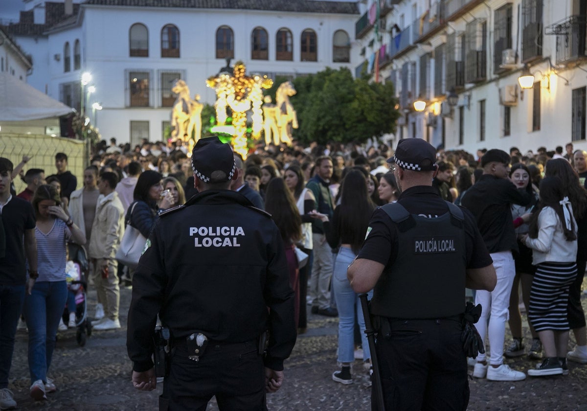 Policía Local en la cruz de la plaza del Conde de Priego