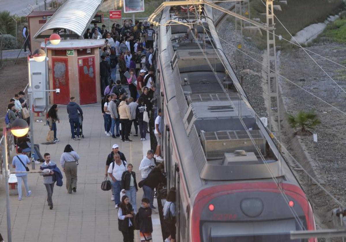 Tren de Cercanías en una estación de Málaga