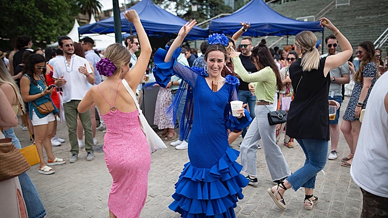 Las sevillanas, y también el baile de La Reja, son parte de la fiesta