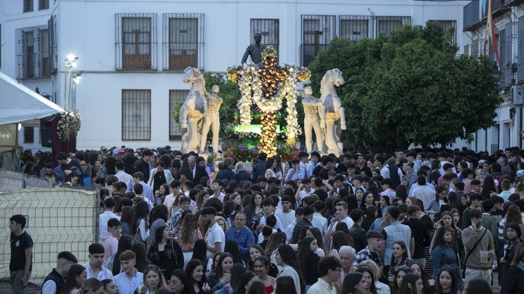 La cruz situada en la plaza del Conde de Priego