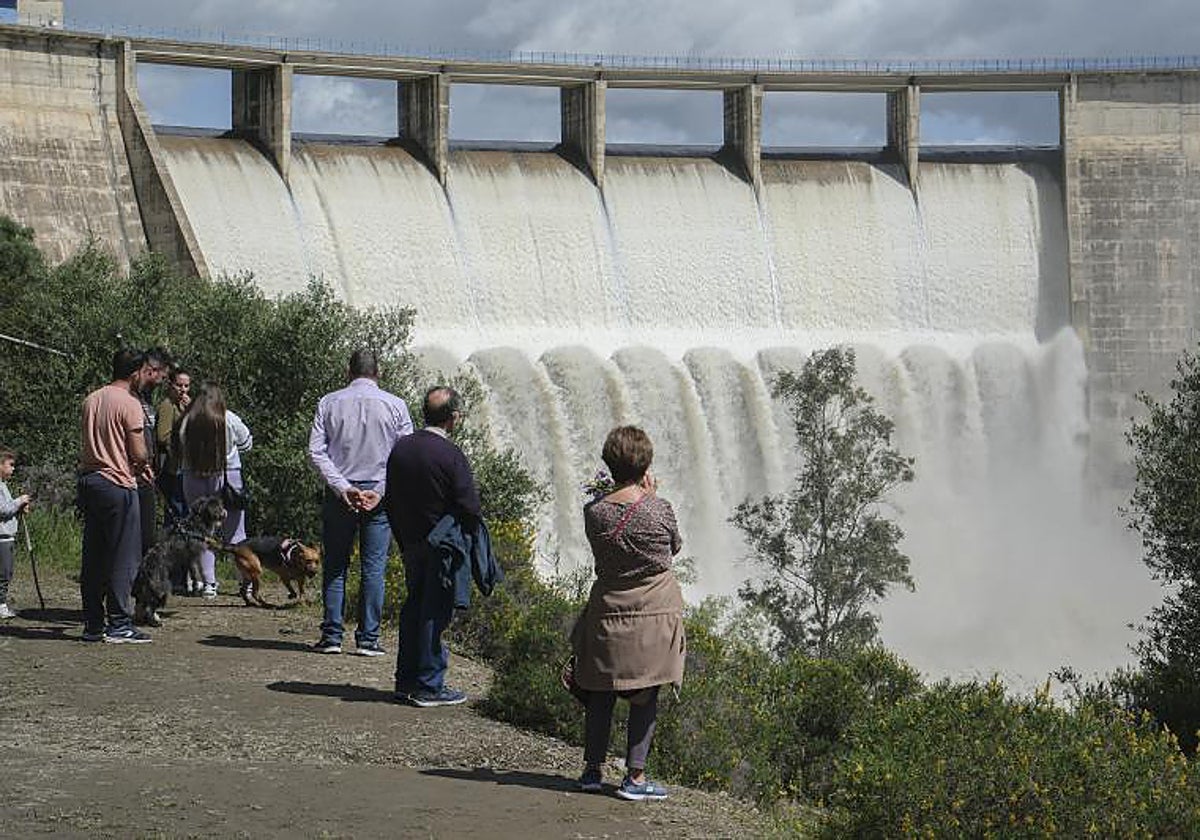 Pantano del Gergal desembalsando agua después de las últimas lluvias en una imagen de archivo