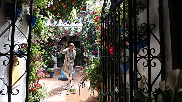 Limpieza en el patio de la calle Tinte