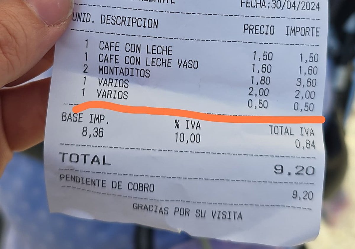 Foto del ticket con el suplemento por ocupar una mesa dentro del bar, difundida en la cuenta @soycamarero en la red social X.