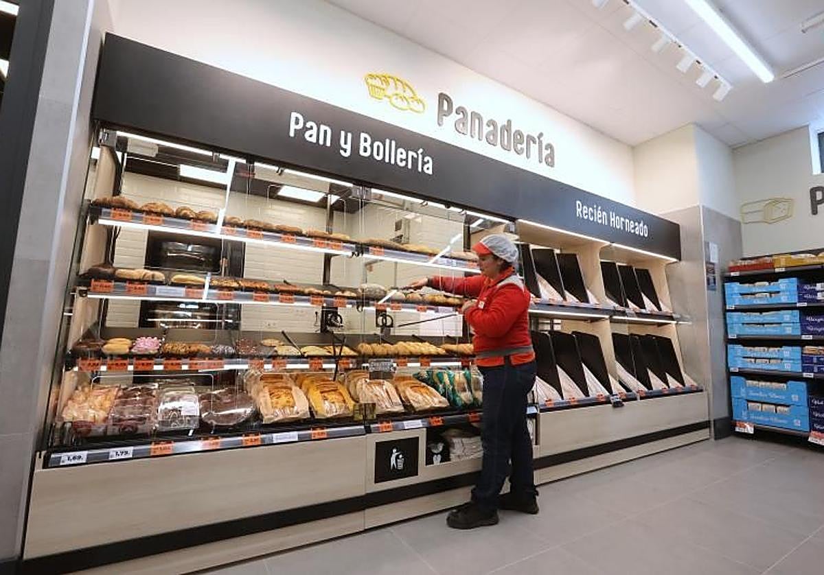 Trabajadora de un supermercado colocando el género