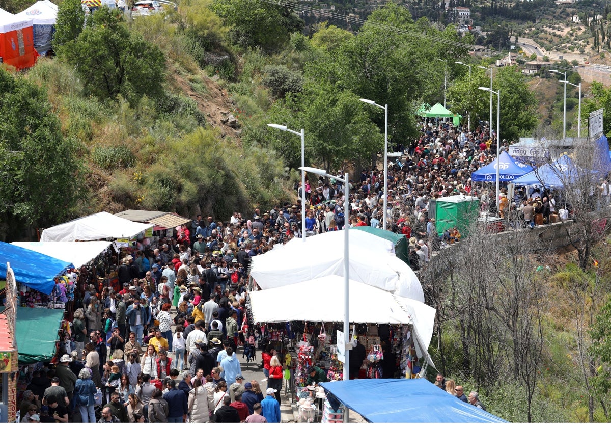 Cientos de toledanos han disfrutado este miércoles, el primer día de mayo, de la romería del Valle