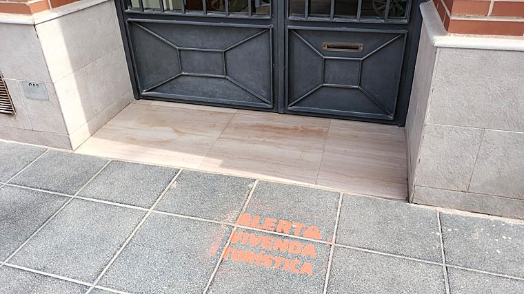 Imagen de una de las pintadas que han aparecido en viviendas turísticas ilegales del barrio del Cabanyal, en Valencia