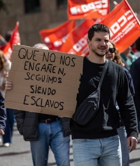 Imagen secundaria 2 - Las manifestaciones por el 1º de Mayo se han celebrado por diferentes ciudades de Castilla-La Mancha, reclamando más empleo, más salario y reformas para bajar la siniestralidad laboral