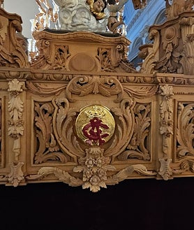 Imagen secundaria 2 - En la fotografía superior, respiradero lateral del paso de San Rafael, que estrena talla y escudos nobiliarios. A la izquierda, el frontal, con los escudos de las hermandades del Santo Sepulcro y San Rafael, y el del canónigo arcediano, Fernando Cruz Conde. A la derecha, en la trasera del paso el escudo del Real Círculo de la Amistad 