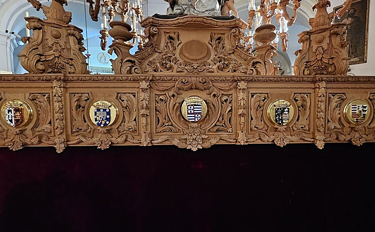 Imagen principal - En la fotografía superior, respiradero lateral del paso de San Rafael, que estrena talla y escudos nobiliarios. A la izquierda, el frontal, con los escudos de las hermandades del Santo Sepulcro y San Rafael, y el del canónigo arcediano, Fernando Cruz Conde. A la derecha, en la trasera del paso el escudo del Real Círculo de la Amistad 