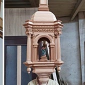 Imagen - La vara de la cruz alzada contiene una reproducción de la Virgen del Pozo 