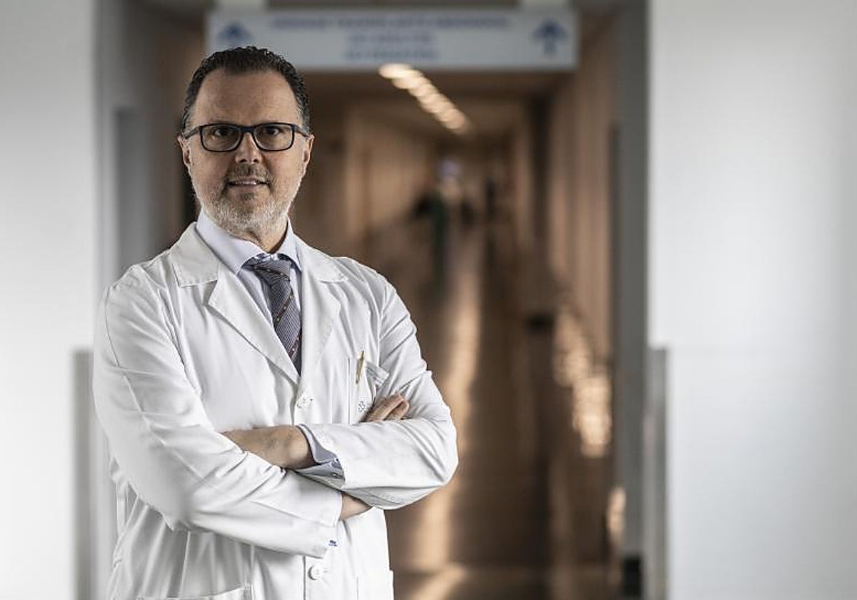 Federico Martinón Torres, en los pasillos del Clínico de Santiago