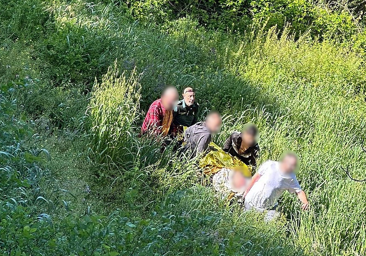 Momento del rescate del anciano, en imagen facilitada por la Guardia Civil
