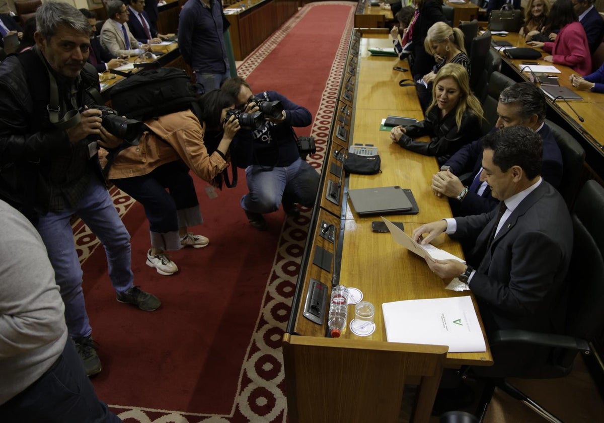 El presidente andaluz, Juanma Moreno, en el Parlamento