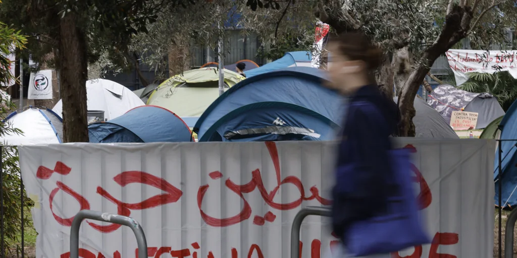 Un grupo de universitarios de Valencia acampa durante días en apoyo a Palestina