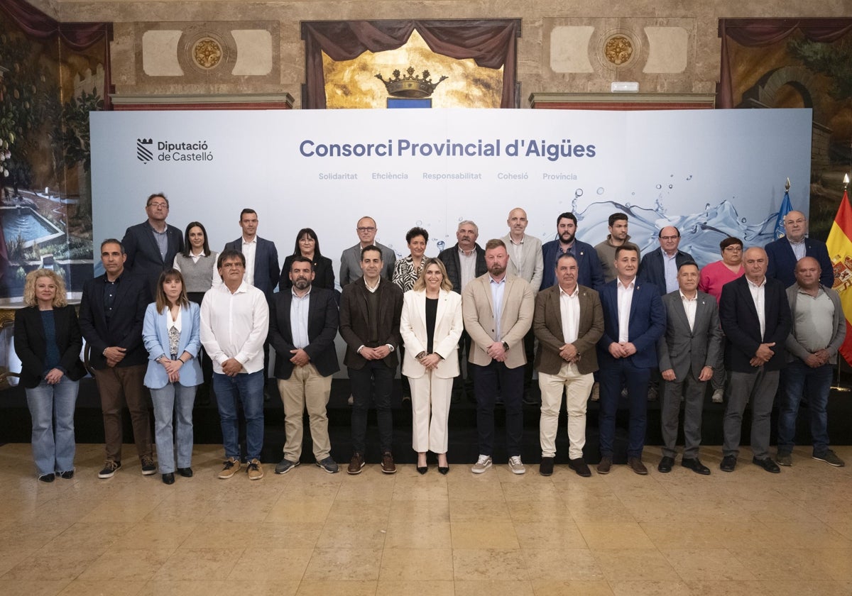 Marta Barrachina, presidenta de la Diputación de Castellón, junto a los alcaldes