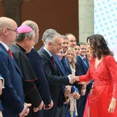 Isabel Díaz Ayuso saluda al ministro de Política Territorial, en el acto del Dos de Mayo