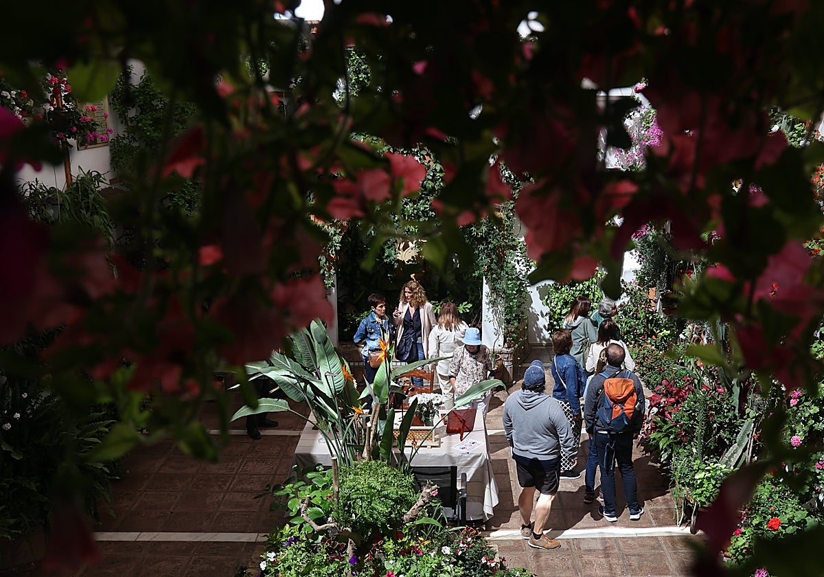 Un patio de la ruta San Agustín-Santa Marina con un escritorio
