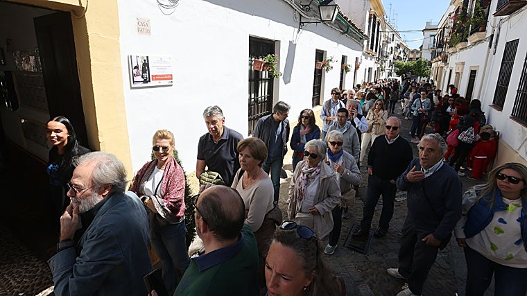 Colas para visitar el patio de la calle Marroquíes