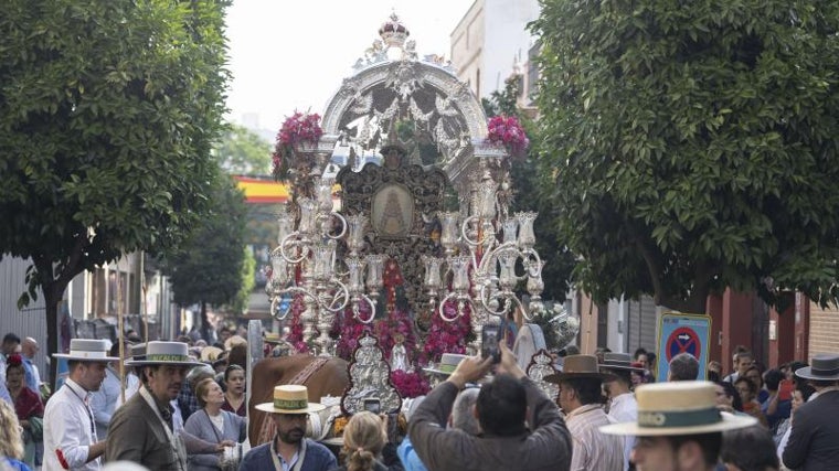 La carreta del Cerro del Águila saliendo de su barrio