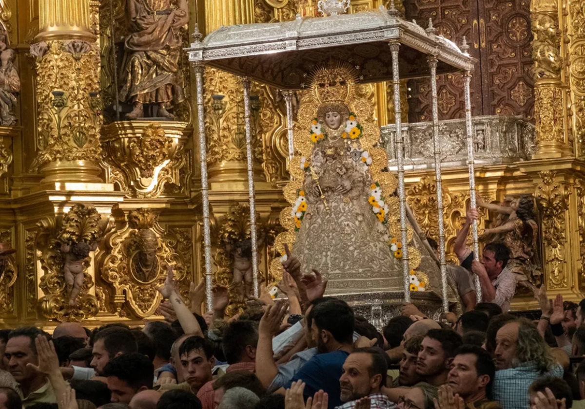 La Virgen del Rocío, tras el salto de la reja de los almonteños el pasado mes de mayo de 2023