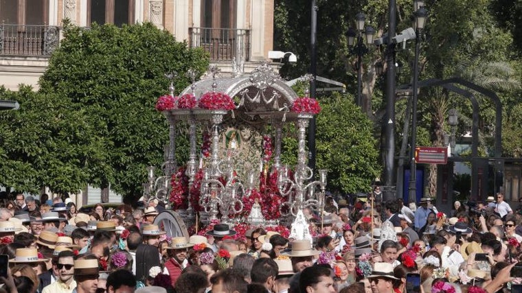 Simpecado del Rocío de Sevilla