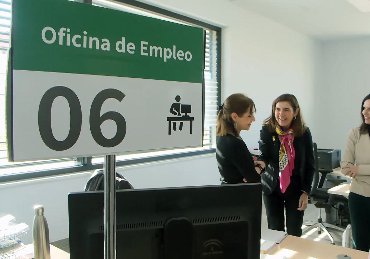 La consejera de Empleo con una de las trabajadoras de la nueva oficina del SAE-SEPE de Puente Genil