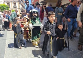 Cientos de niños protagonizan en Puente Genil el tradicional Día de la Cruz o 'Viernes Santo Chiquito'