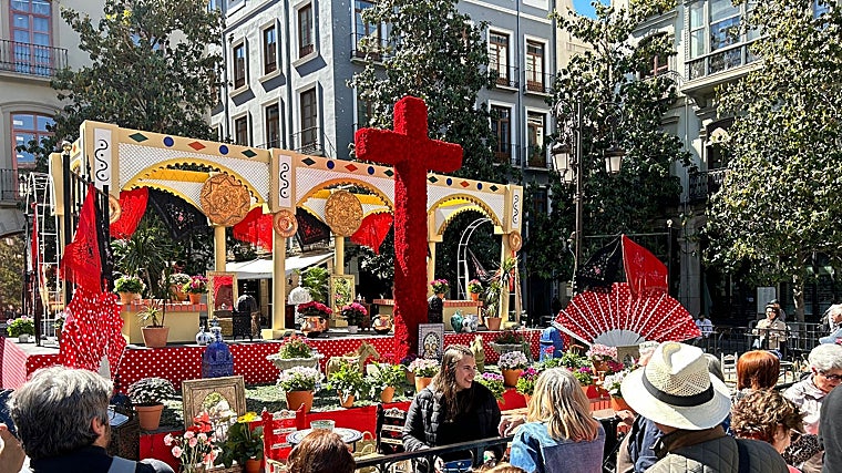 Cruz instalada en la Plaza del Carmen, frentre a la sede del ayuntamiento, uno de los epicentros de la fiesta