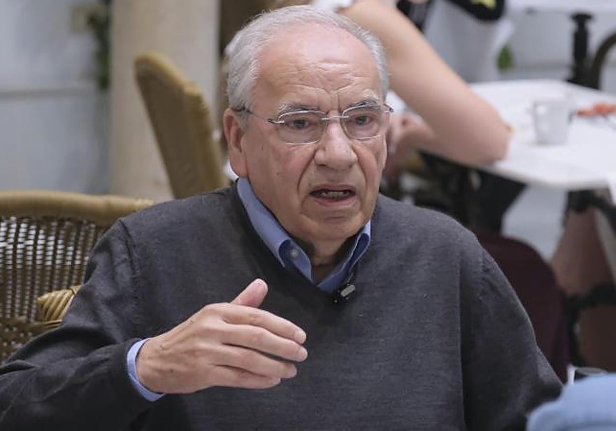 Alfonso Guerra durante una entrevista con ABC