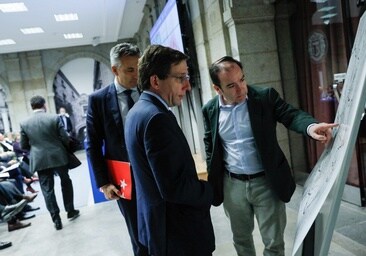 El alcalde de Madrid, José Luis Martínez-Almeida, y el delegado de Urbanismo, Medio Ambiente y Movilidad, Borja Carabante, durante la presentación de la Oficina del Plan General