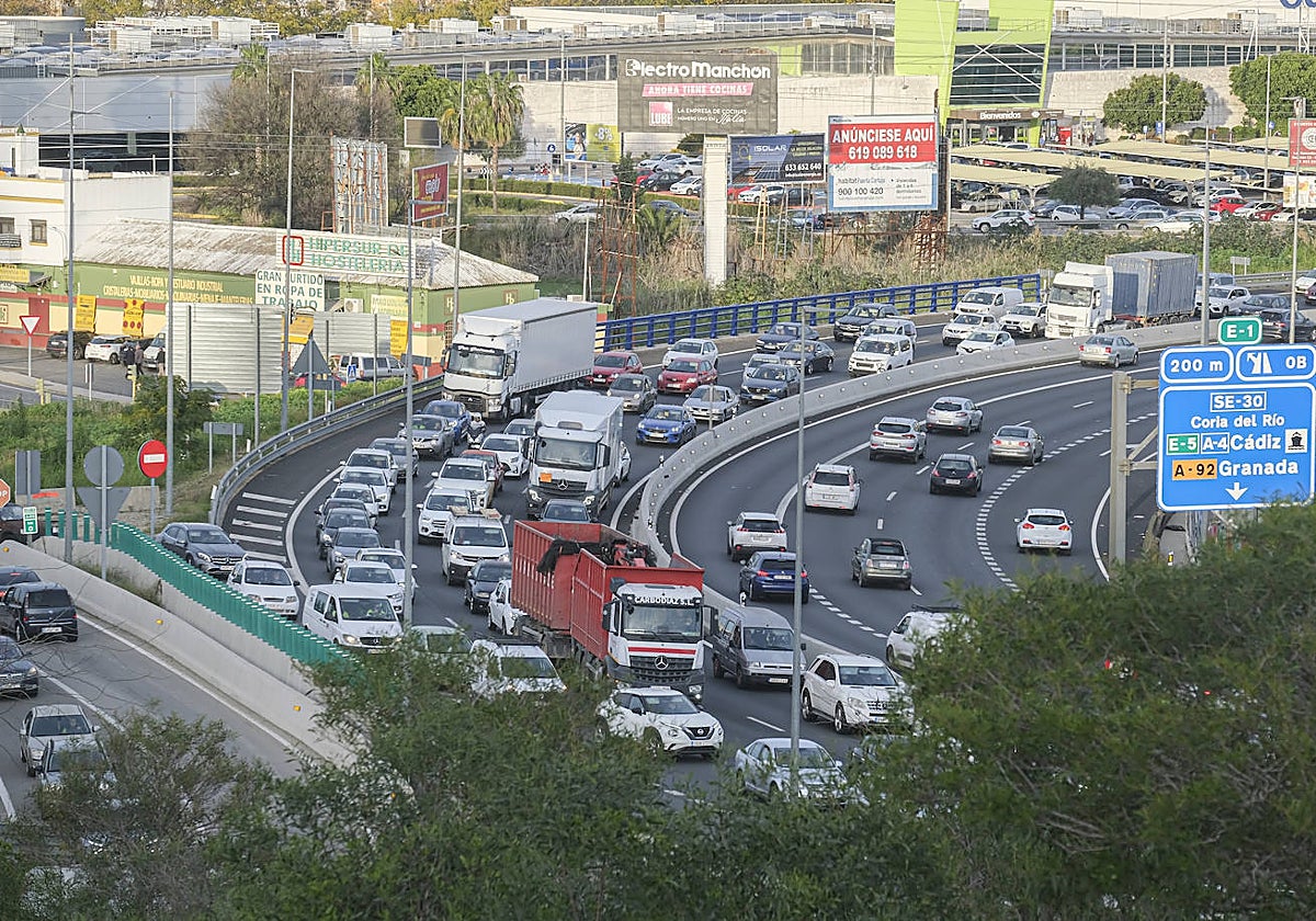 Atasco a la salida de Sevilla hacia Huelva por un accidente