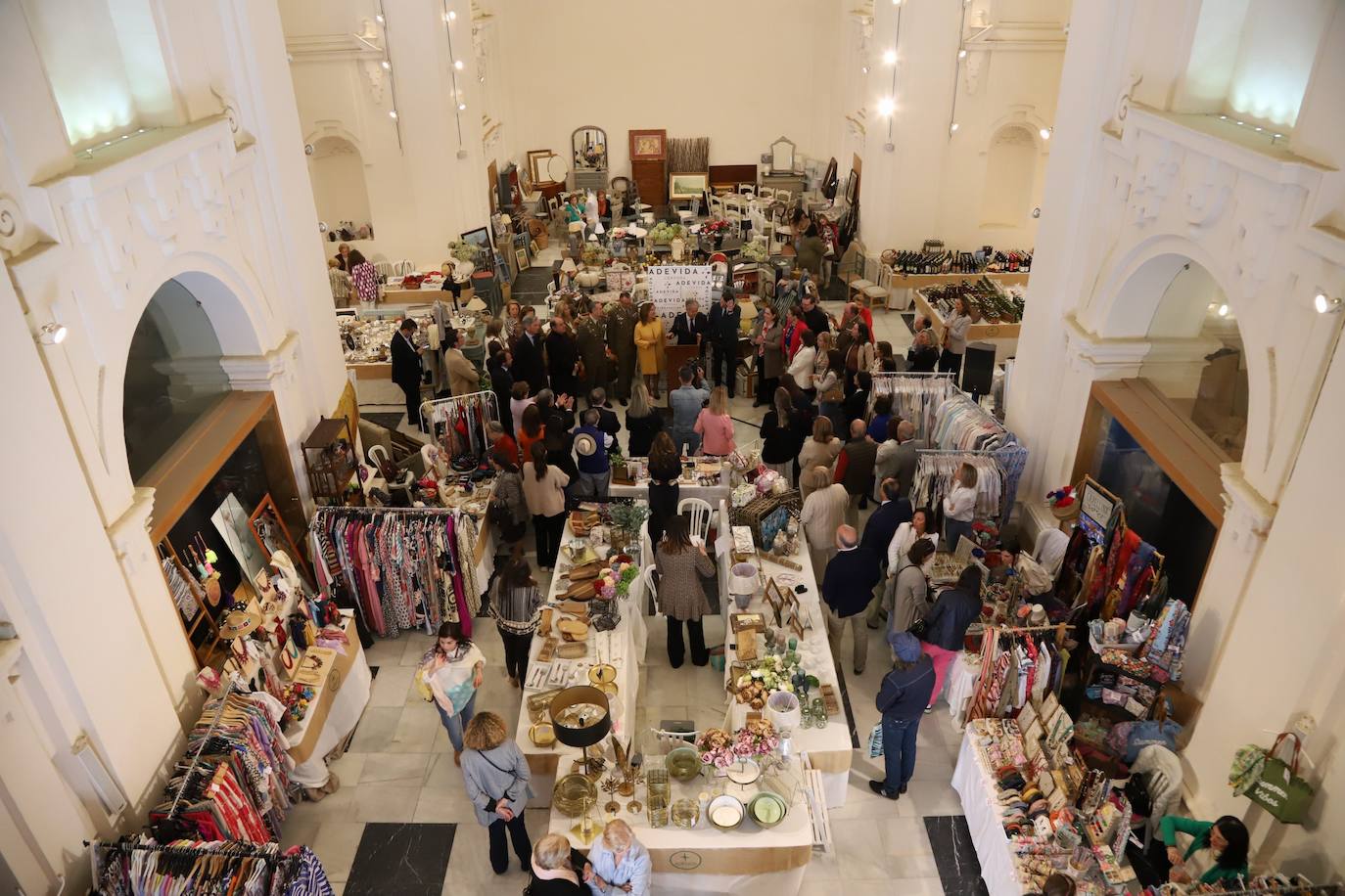 Las imágenes de la inauguración del Baratillo de Adevida en Córdoba