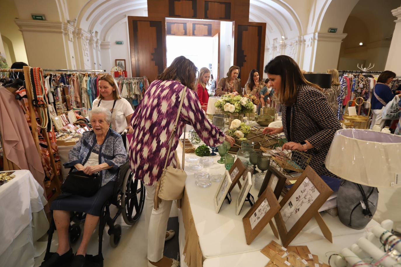 Las imágenes de la inauguración del Baratillo de Adevida en Córdoba