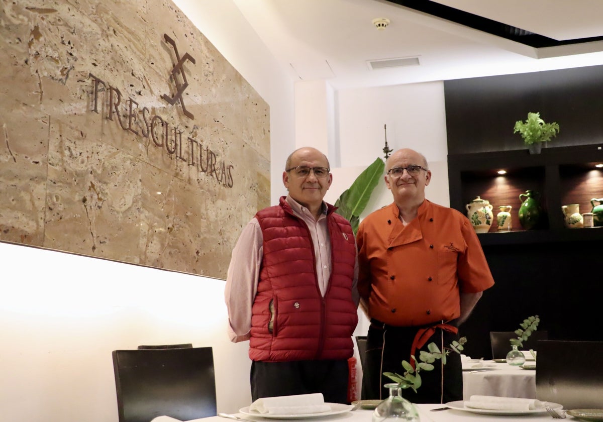 Lope López posa junto a su hermano Manuel, en el restaurante Tres Culturas, de Lucena