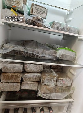 Imagen - Una nevera con hachís y cervezas intervenida a la organización de narcotraficantes