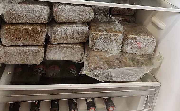 Imagen - Una nevera con hachís y cervezas intervenida a la organización de narcotraficantes