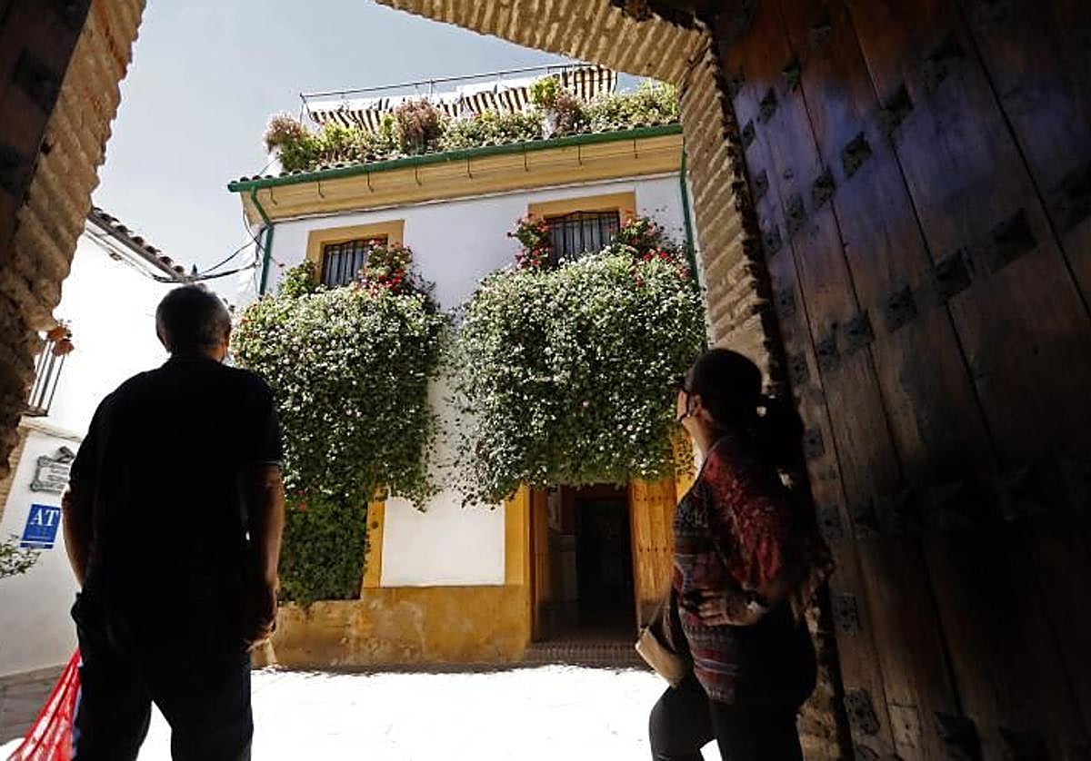 Balcón rebosante de flores de Córdoba