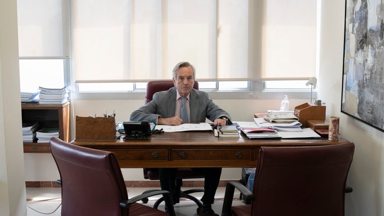 Eugenio Sánchez-Ramade, en su mesa de trabajo